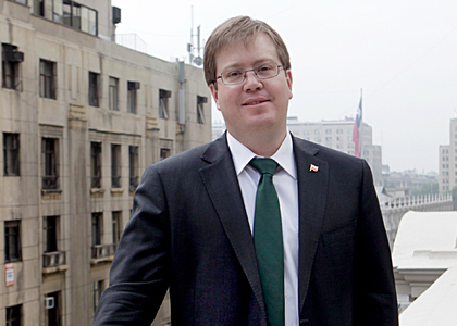 Tele13-radio-rodrigo-benitez–ureta-Facultad-Derecho-Universidad-Finis-Terrae-abogado-en-derecho-de-recursos-naturales-y-medio-teaser_693e6c076e70f5768ff671e95a689da9