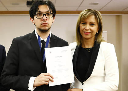 Entrega de diplomas por participación en clases de derecho legislativo