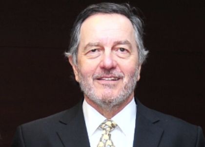 roberto-ampuero-charla-exterior_7ac17304565fa3836aad916ed702cd1b