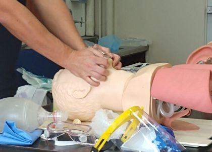 ufinisterrae_escuela_de_medicina_realizara_curso_de_manejo_de_via_aerea_para_medicos_y_enfermerar_coronavirus_2020-2_30d937ab87f253dccf668f1a6df0bc4b