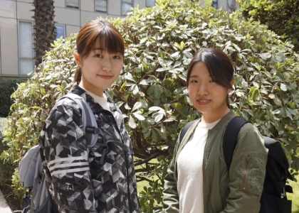 Estudiantes-japonesas-Ayaka-Sugimura–Aya-Miyashita-420_93e09983436111eb78a77474da6f977d