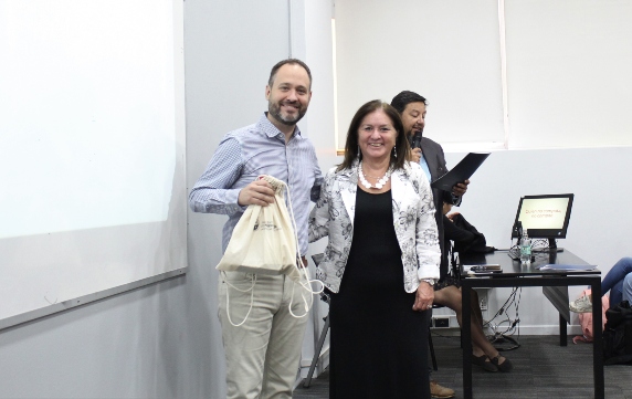 Gins_coloquio_teaser_53182181543049207f466af354914177