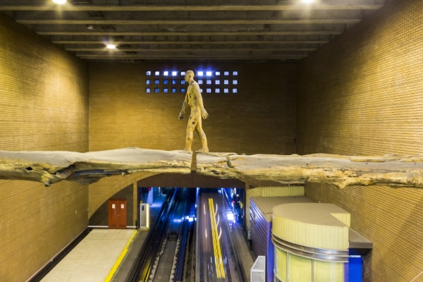 Obra_Osvaldo_Pea_-_El_puente_-_Metro_Baquedano