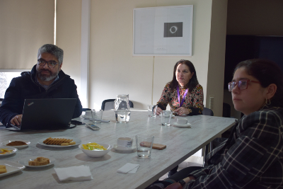 Ana Guajardo conversa con decana Angélica Urrutia y director Darío Rojas.