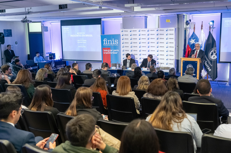 Facultad-Derecho-Universidad-Finis-Terrae-Defensoroa-Penal-Publica-Seminario-Internacional-Proyecto-Inocentes-Ministro-Justicia-Luis-Cordero-Defensor-Nacional-Carlos-Mora-galeria-7