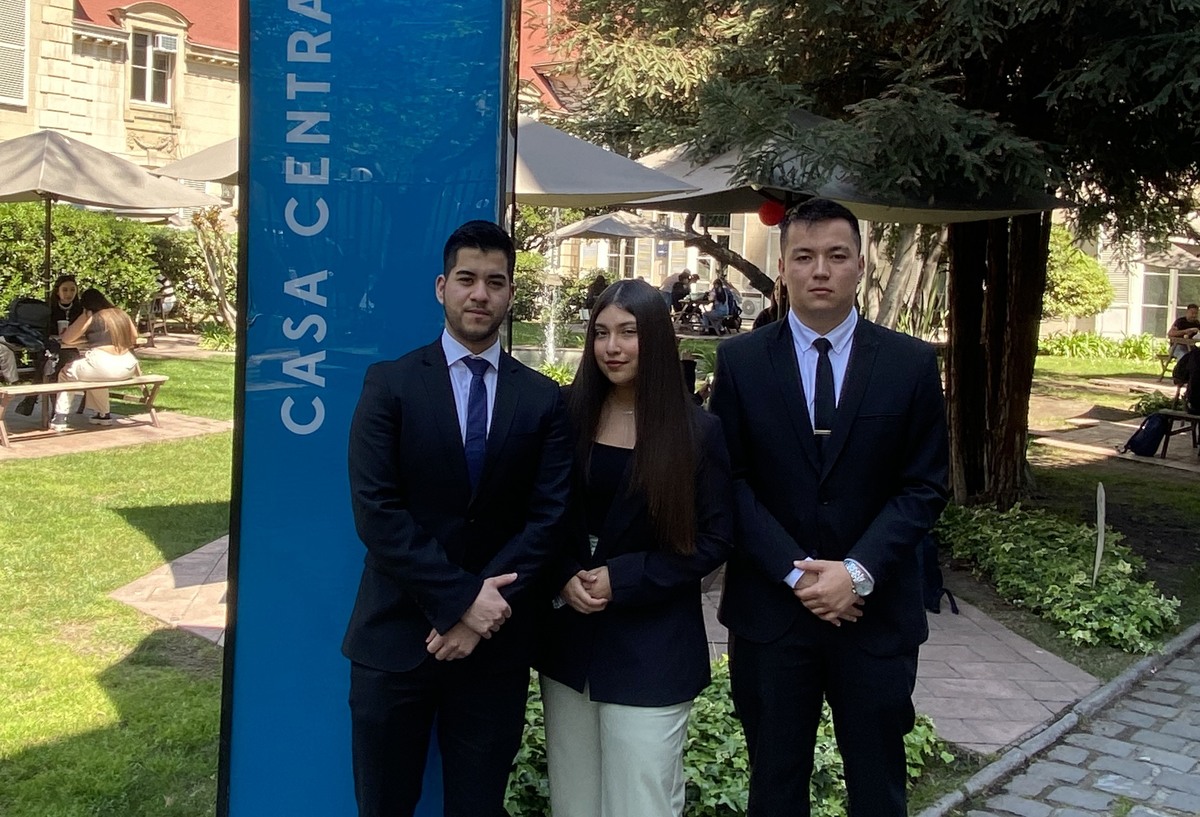 Nueva-directiva-Centro-de-Alumnos-Facultad-Derecho-Universidad-Finis-Terrae-CADE-programa-tutorias-entre-pares-principal