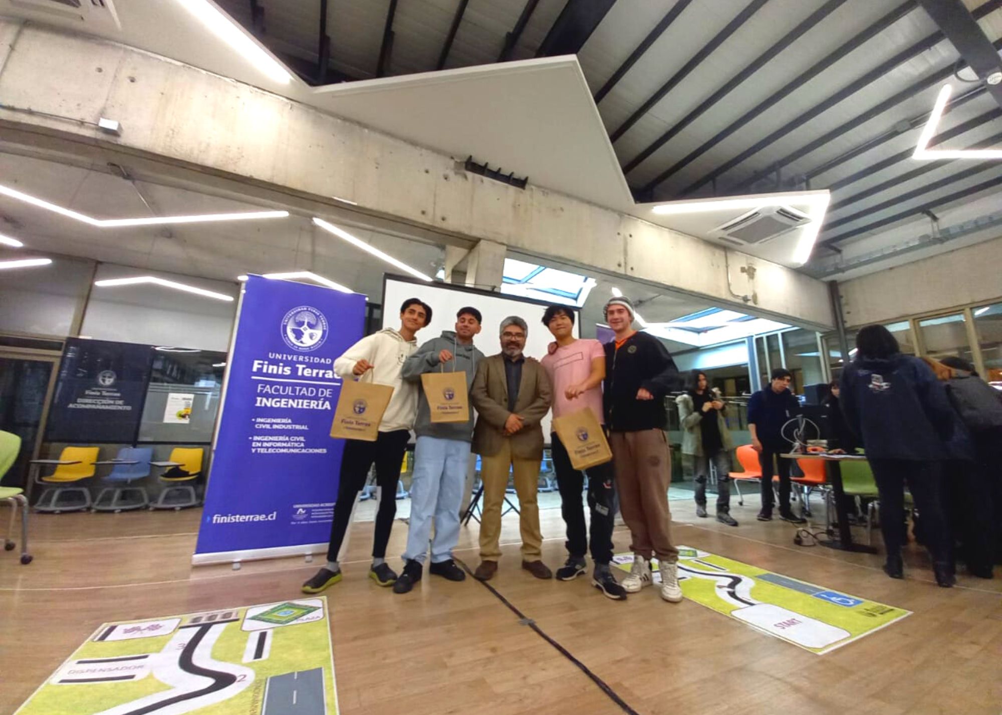Primer lugar Torneo Robotica FING 2023 01 con prof Darío