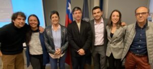 Roberto Matus, Director Matus Actores; Carolina Araya, Directora de la Escuela de Teatro de la U. Finis Terrae; Liliana García, Agregada Cultural Ad Honorem Embajada del Uruguay en Chile; el actor uruguayo Alfonso Tort; Víctor Polanco, Vicerrector de Investigación, Creación Artística y Doctorado; Lorena Burgueño, Directora de Relaciones Institucionales de la U. Finis Terrae, y Pedro Sáez, coordinador Área Audiovisual Centro Cultural de España en Chile.