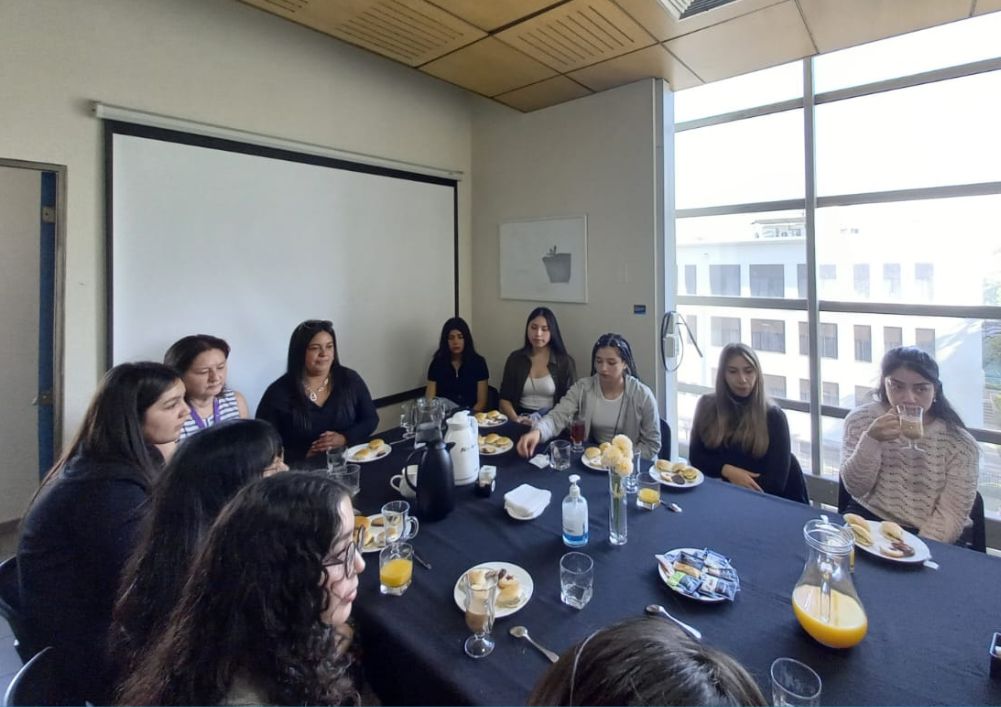 Desayuno con las estudiantes mayor puntajes FING 02