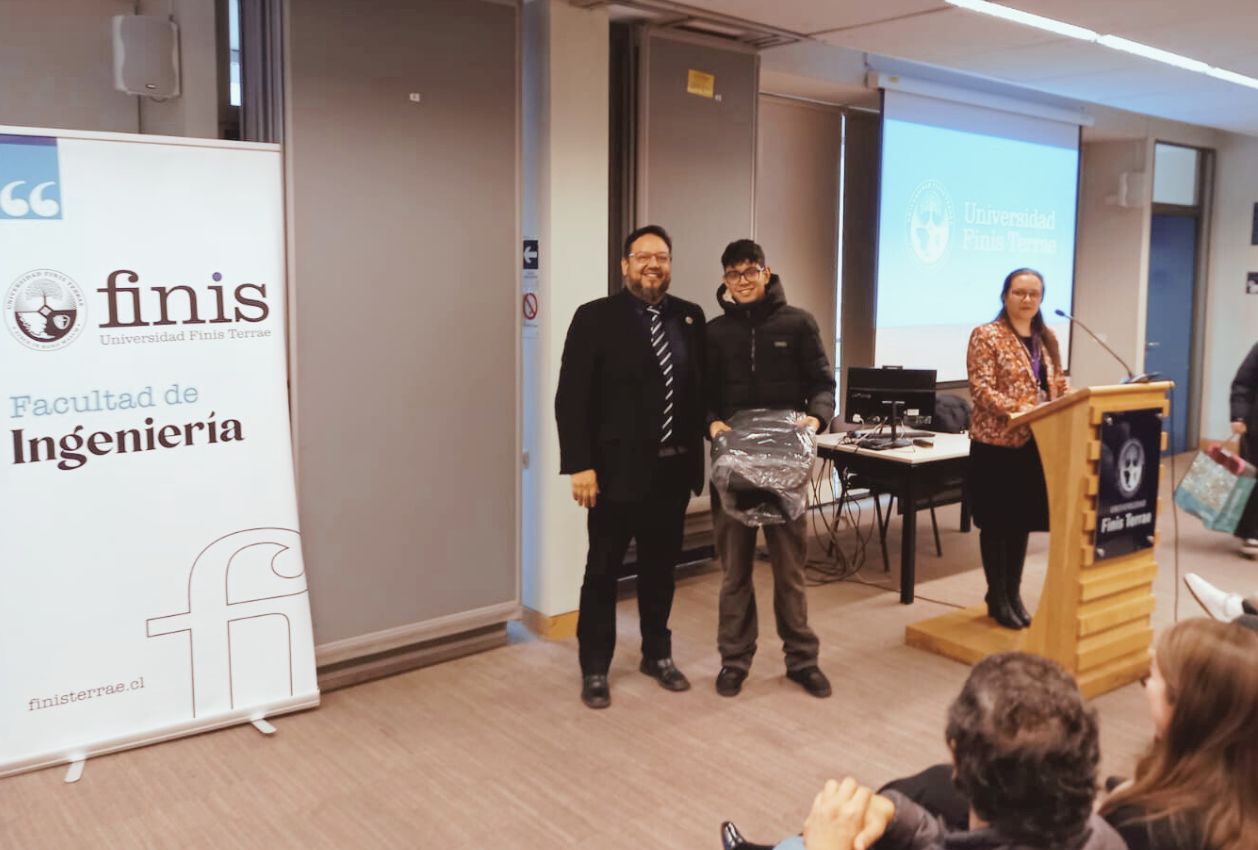 Alumno excelencia FI ICIN 02