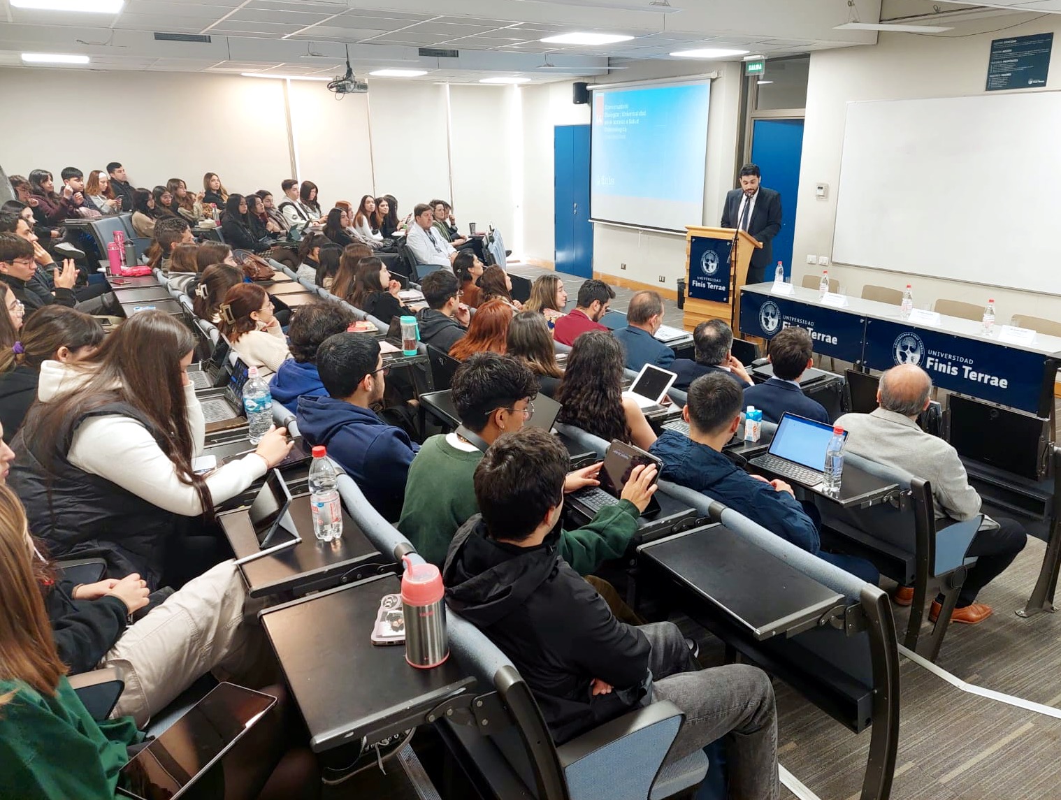Estudiantes charla Observatorio Salud Oral