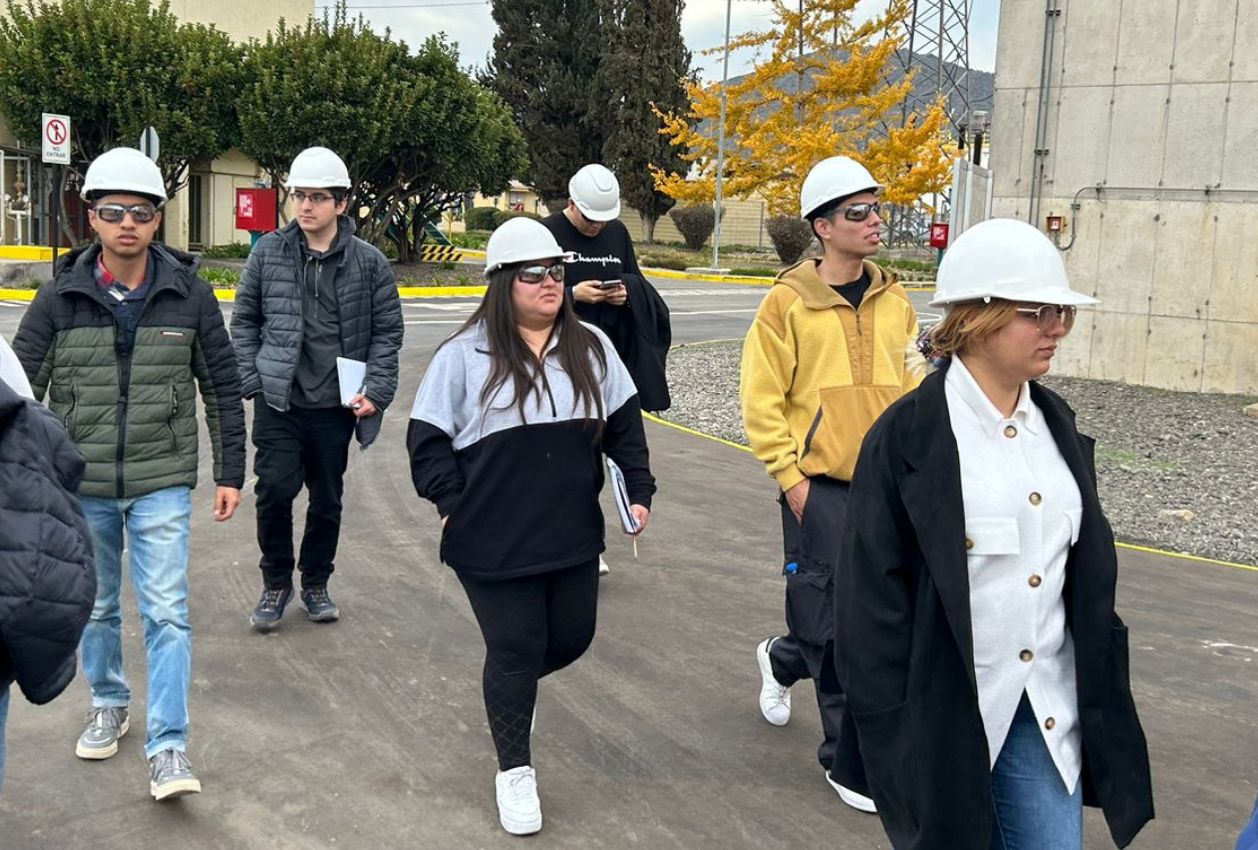 Estudiantes de la Facultad de Ingeniería visitaron la Planta Nahuenco (4)