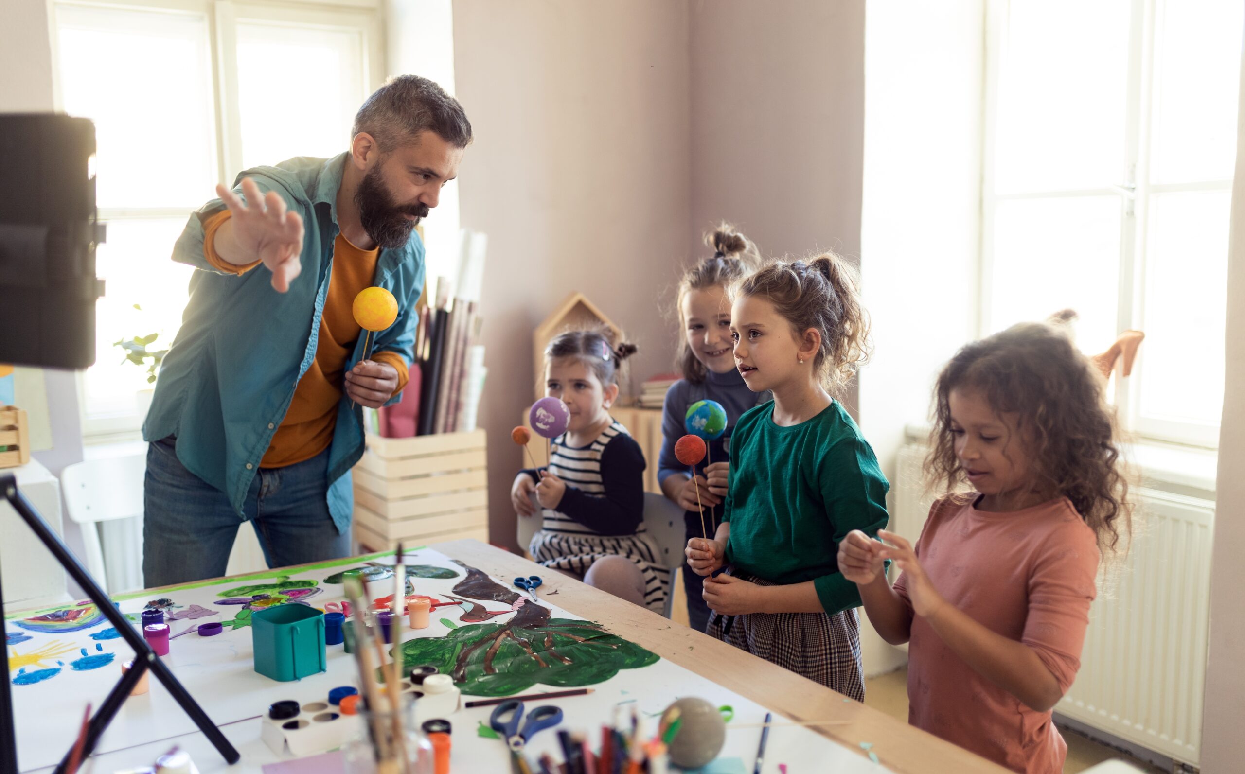 Group,Of,Little,Kids,Working,On,Project,With,Teacher,During