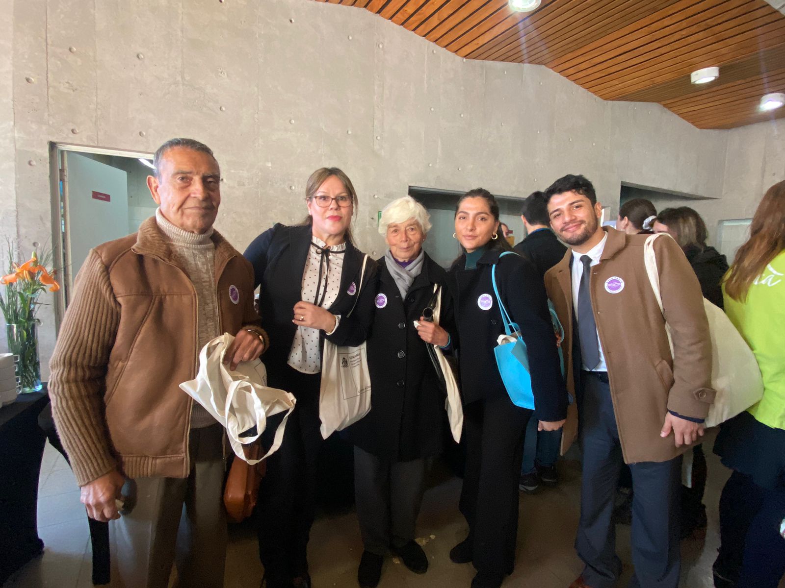 Alumnos-Facultad-Derecho-Dia-Mundial-Toma-Conciencia-Abuso-Maltrato-Vejez-SENAMA-Universidad-Finis-Terrae-3