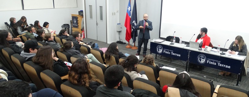 Emprendedores-trabajadores-estudiantes-seminario-contrato-trabajo-fomentando-formalizacion-laboral-Facultad-Derecho-Universidad-Finis-Terrae-principal