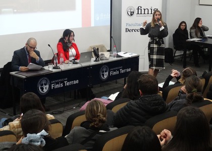 Emprendedores-trabajadores-estudiantes-seminario-contrato-trabajo-fomentando-formalizacion-laboral-Facultad-Derecho-Universidad-Finis-Terrae-teaser