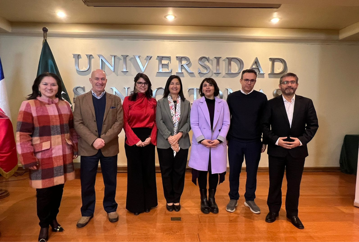 Decana Urrutia en Seminario UST 002