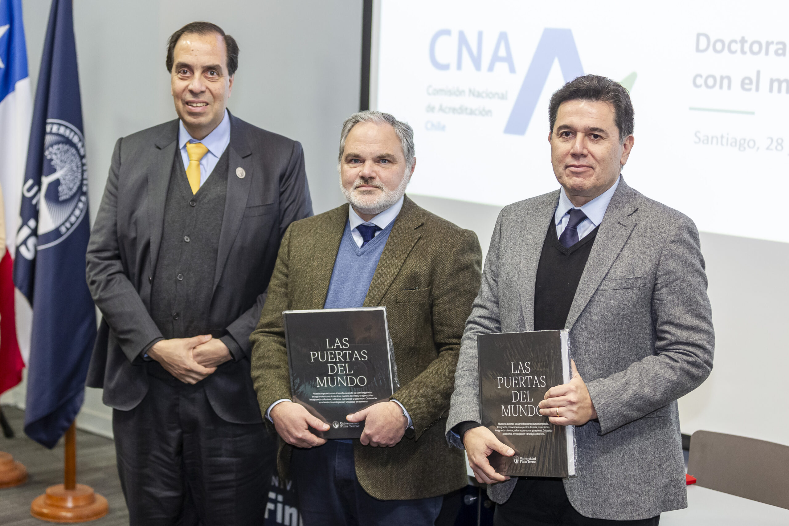 Rector nazer entrego libros las puertas del mundo en CONDEFI 01