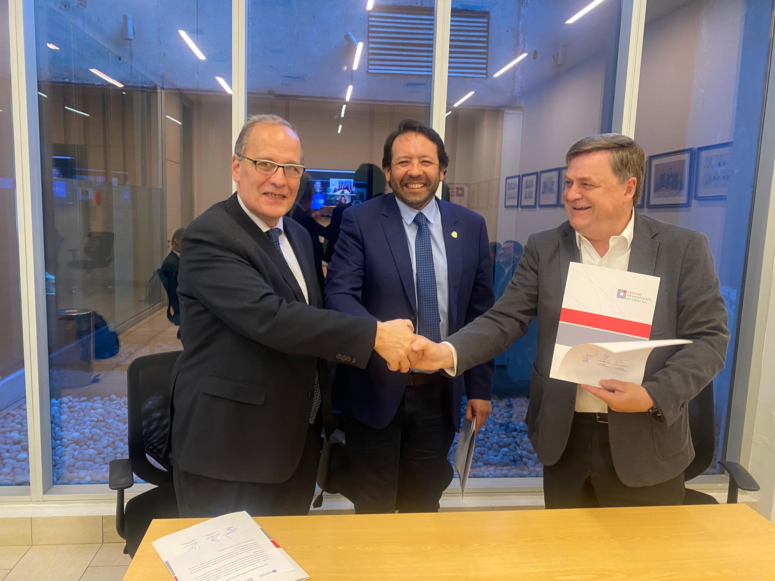 Firma mesa trabajo Condefi Instituto y Colegio de Ingenieros 02