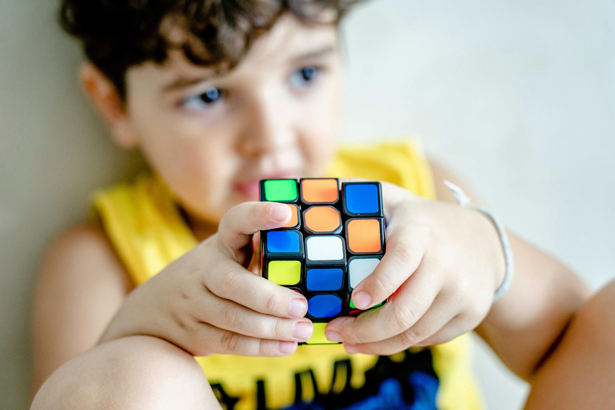 Niño con cubo rubik 01