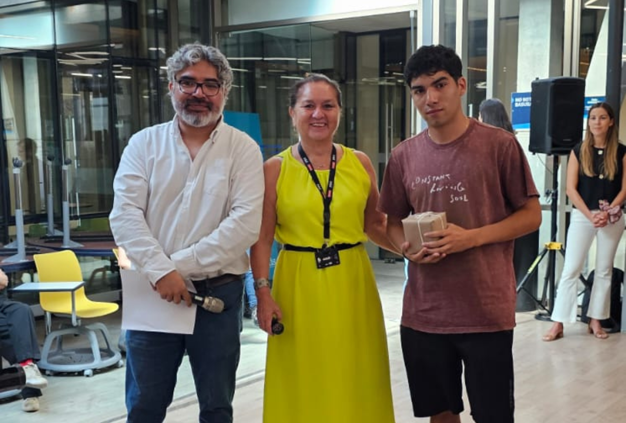 Estudiante ganador trivia FIng 01