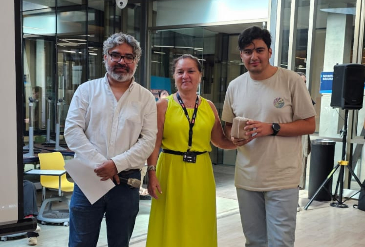 Estudiante ganador trivia FIng 03