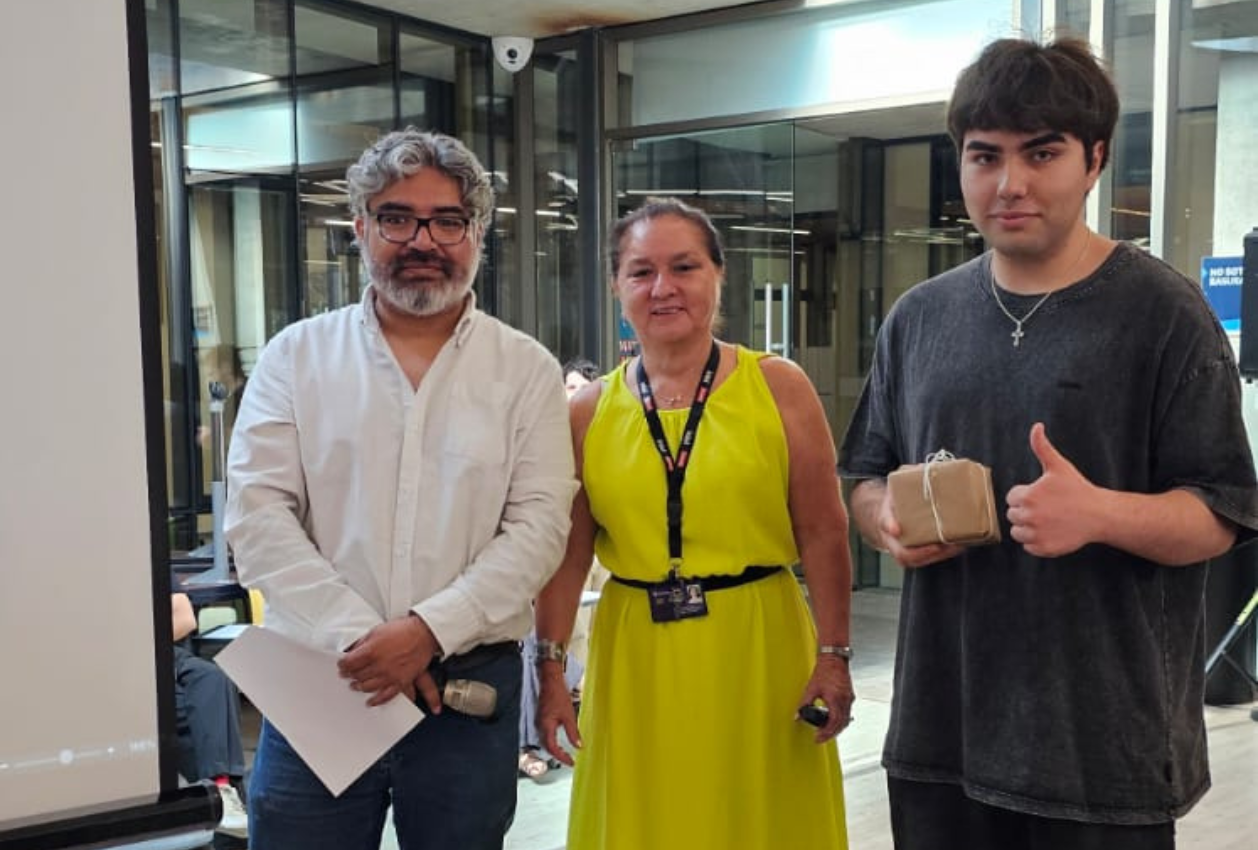 Estudiante ganador trivia FIng 04