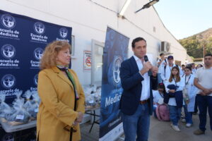 El rector Juan Eduardo Vargas junto a la alcaldesa de Hijuelas, Verónica Rossat