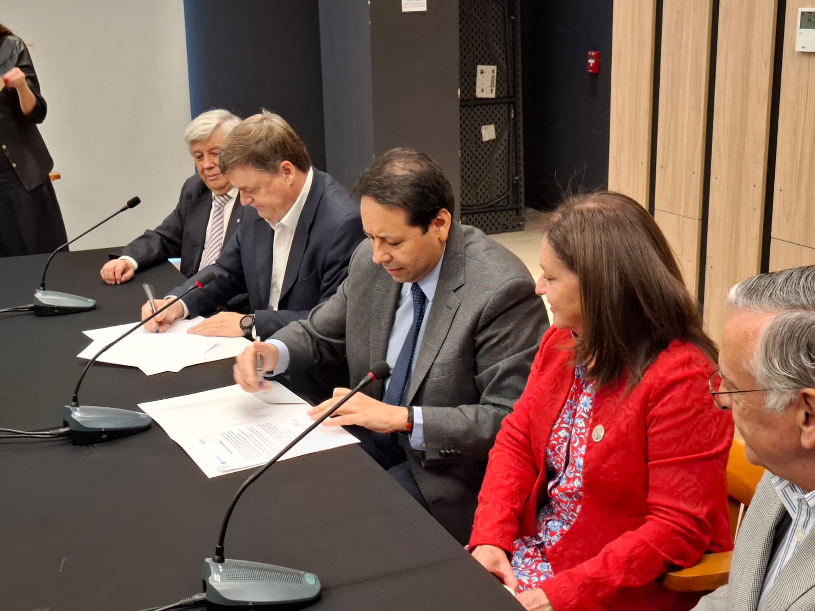 Firma acuerdo Colegio de Ingenieros y Condefi 02