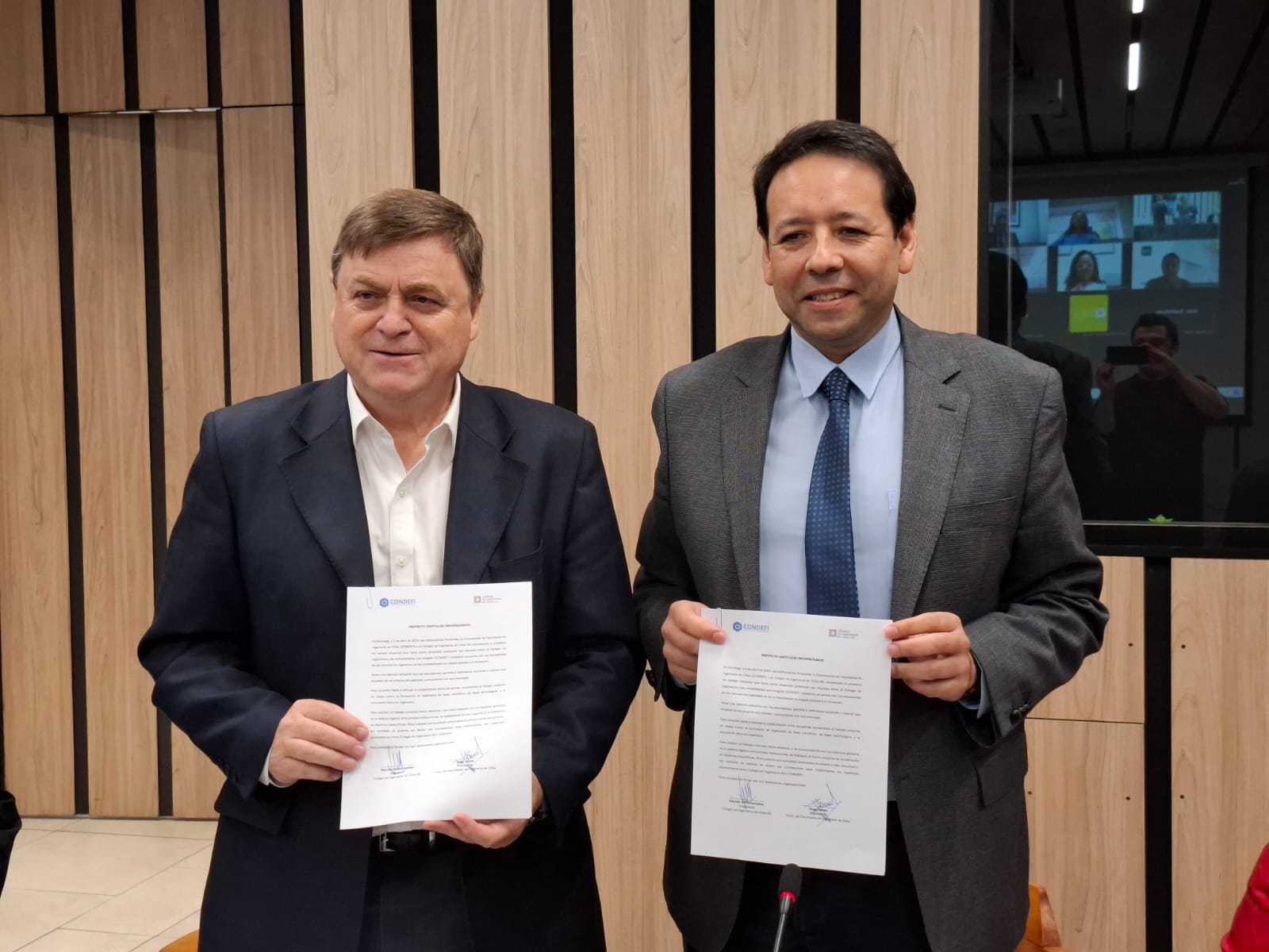 Hernan de Solminihac y Jorge Farias Firma acuerdo Colegio de Ingenieros y Condefi 01
