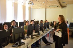 Dirección de Alumni dictó taller de inserción laboral a alumnos de la Facultad de Derecho que egresaron en 2024
