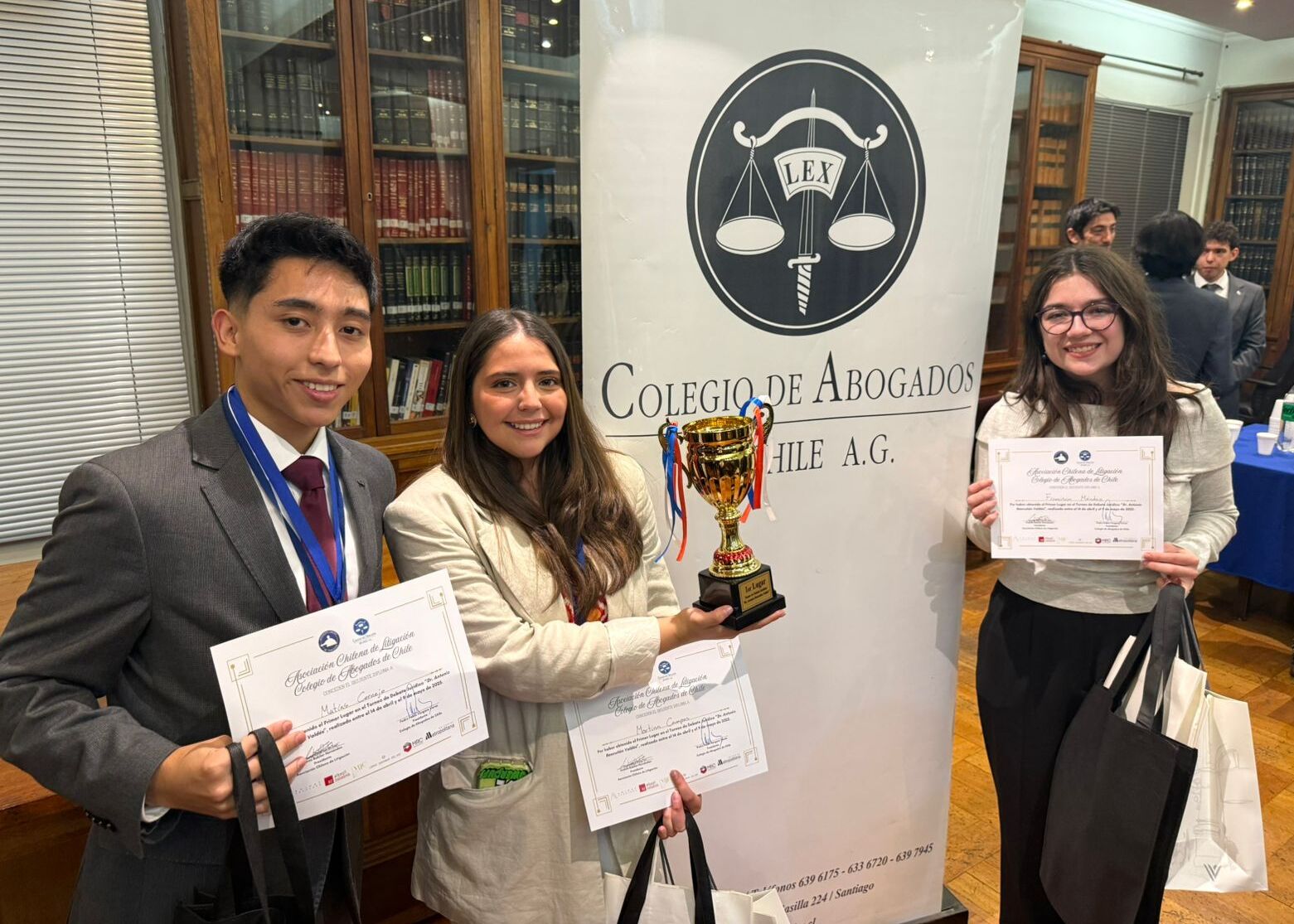 Facultad-Derecho-Universidad-Finis-Terrae-Gana-Torneo-Debate-Colegio-Abogados-Asociacion-Chilena-Litigacion-teaser