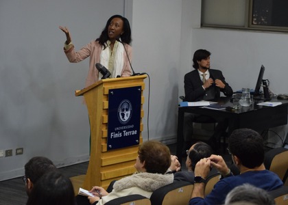 Manuellita-Hermes-procuradora-federal-Brasil-Facultad-Derecho-Universidad-Finis-Terrae-inauguracion-Magister-Derecho-publico-2025-postgrados-teaser