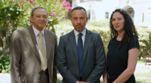 De izquierda a derecha: Dr. Marco Reyes, director de la Escuela de Medicina; Dr. Ernesto Vega, decano de la Facultad de Medicina y Dra. Rosario Fernández, directora de la carrera de Medicina.