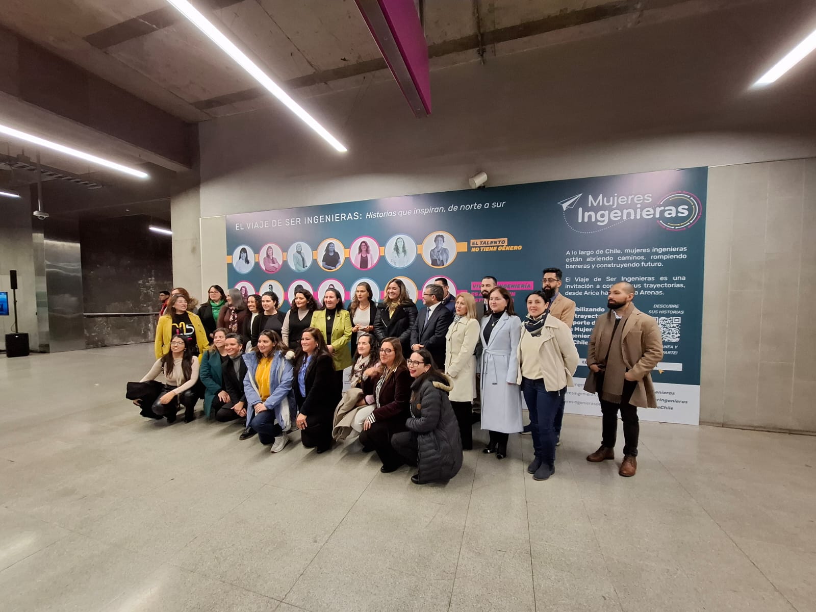 Viaje de ser ingenieras Metro Foto grupal 2