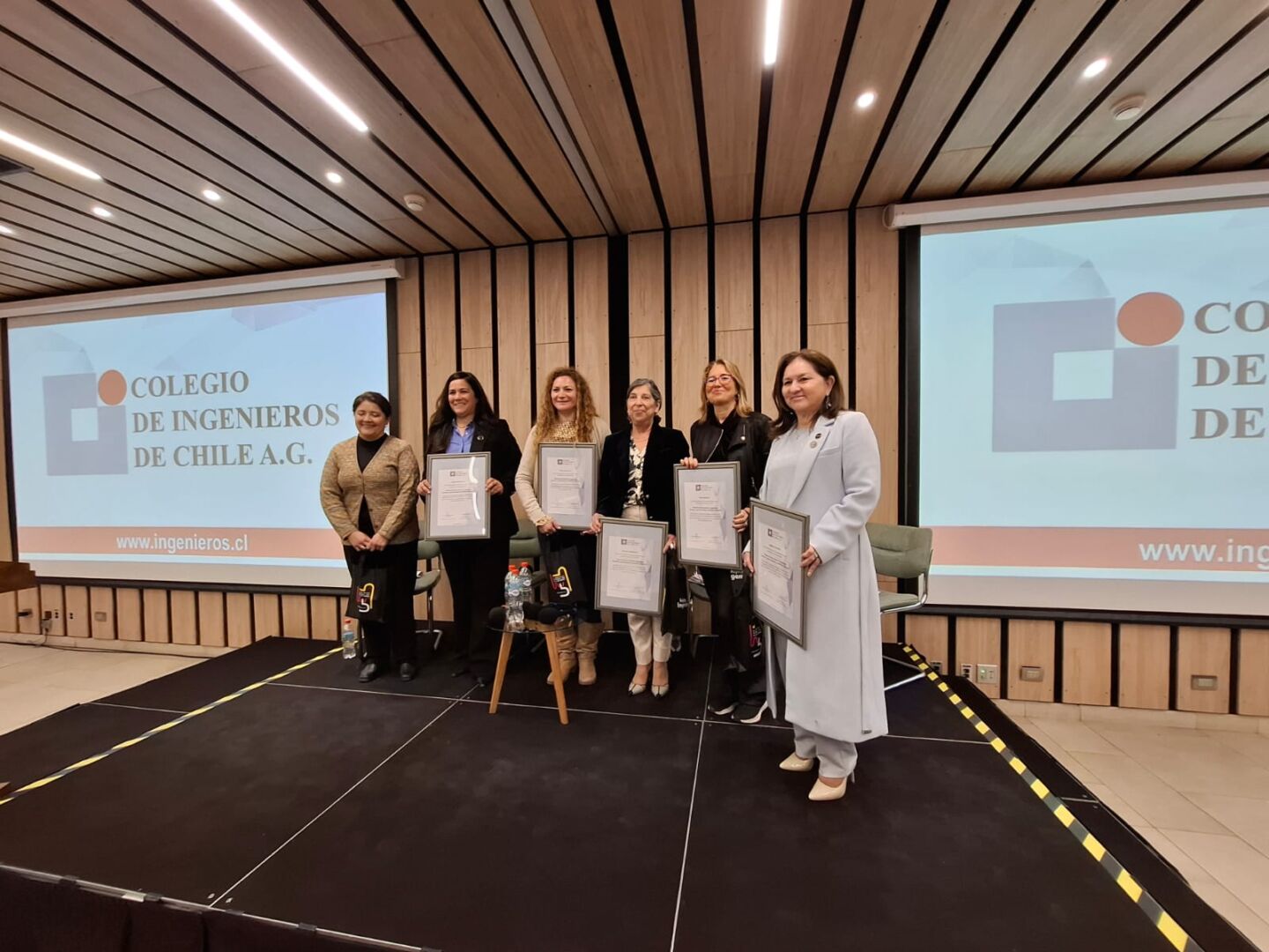 Decana Urrutia participa de foro mujeres lideres en Ing en Colegio de Ingenieross 001