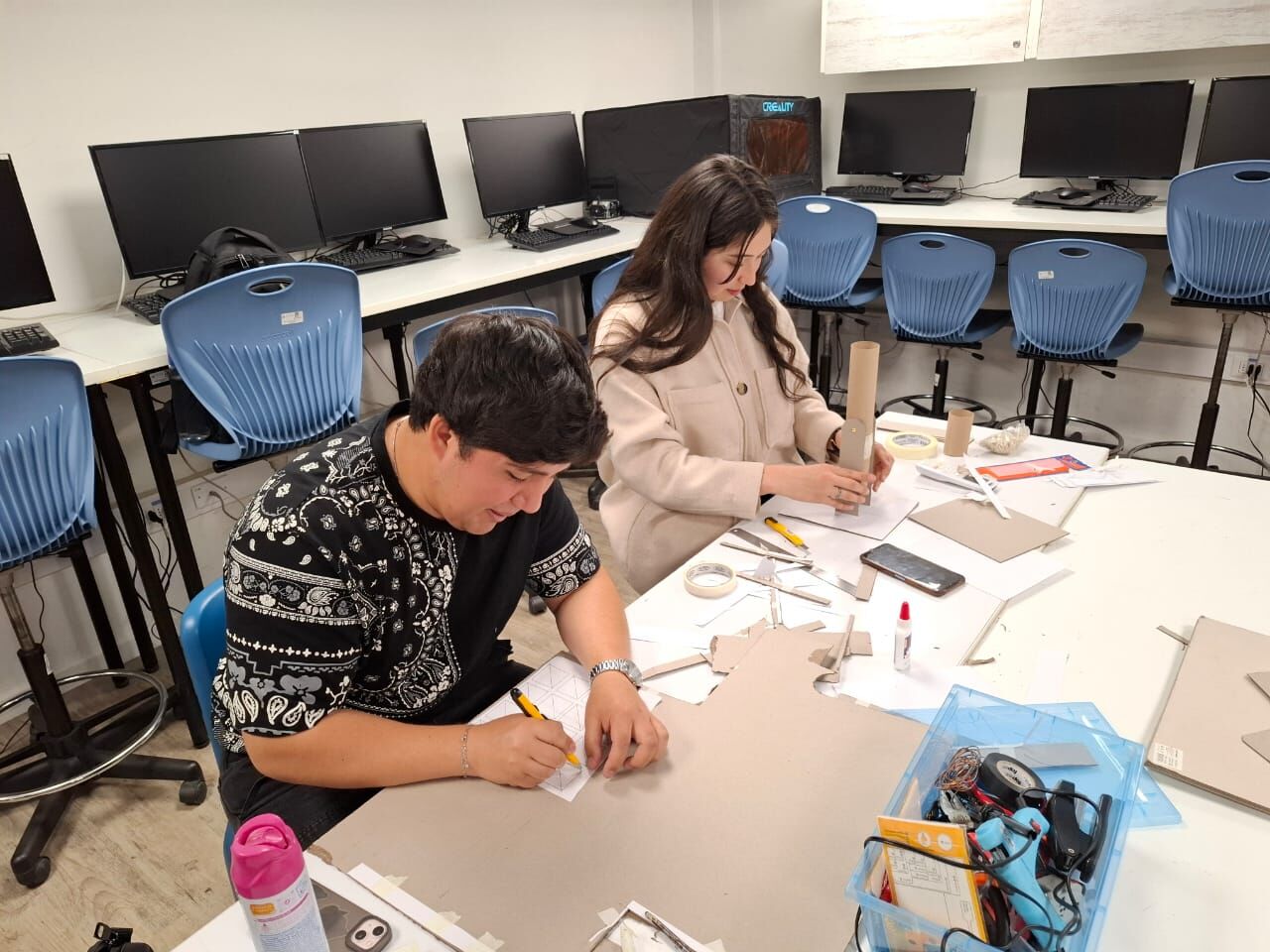 Estudiantes Biomedica trabajando en COIL 01