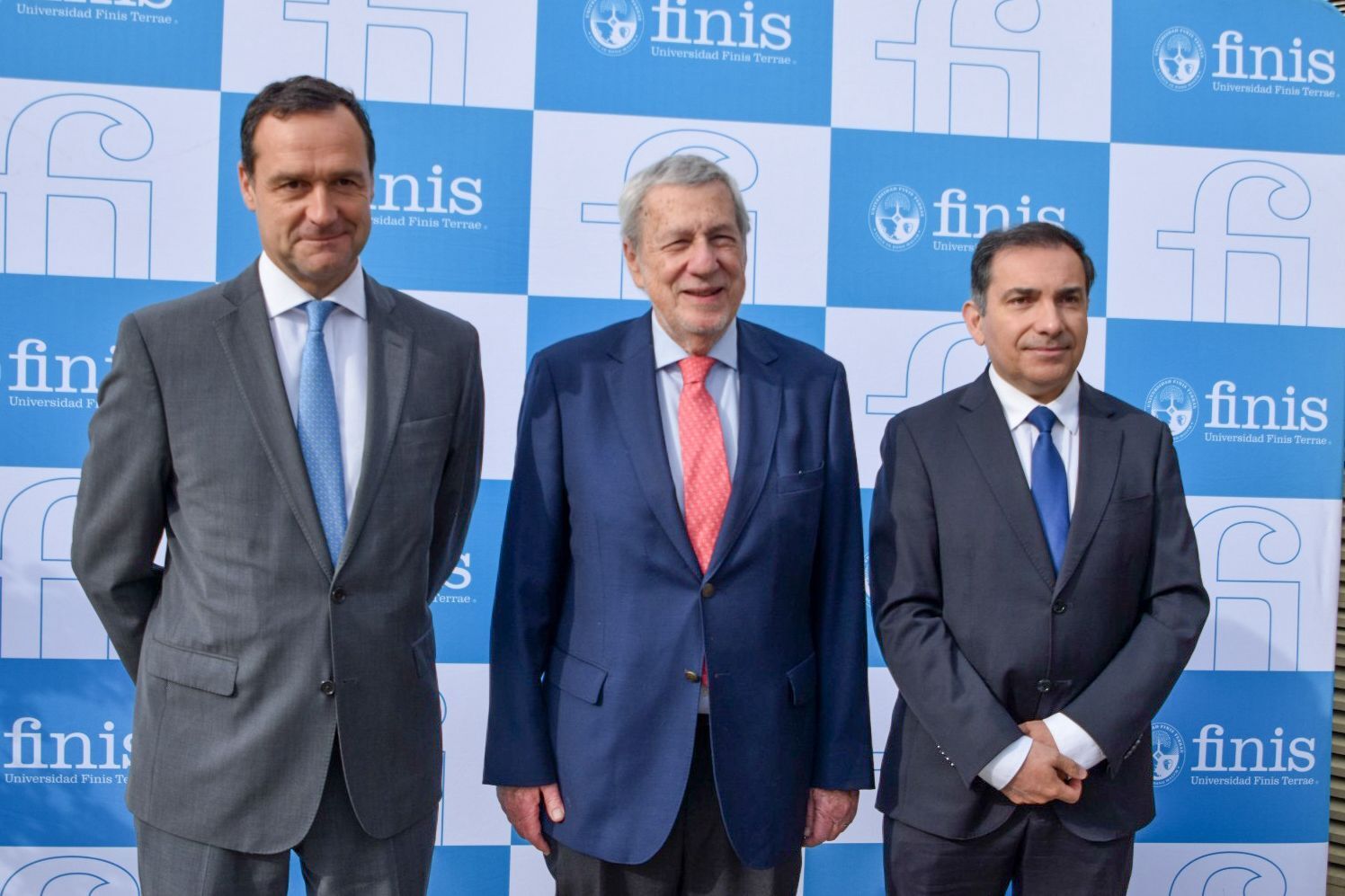 Juan Eduardo Vargas, rector U. Finis Terrae; Alberto van Klaveren, Canciller; Alberto Rojas, Dir. Obs. Asuntos Int. U. Finis Terrae