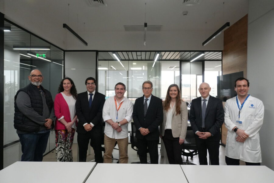 Delegación de la U. Finis Terrae junto a representantes de UChicago Medicine en el Centro Bradford Hill.