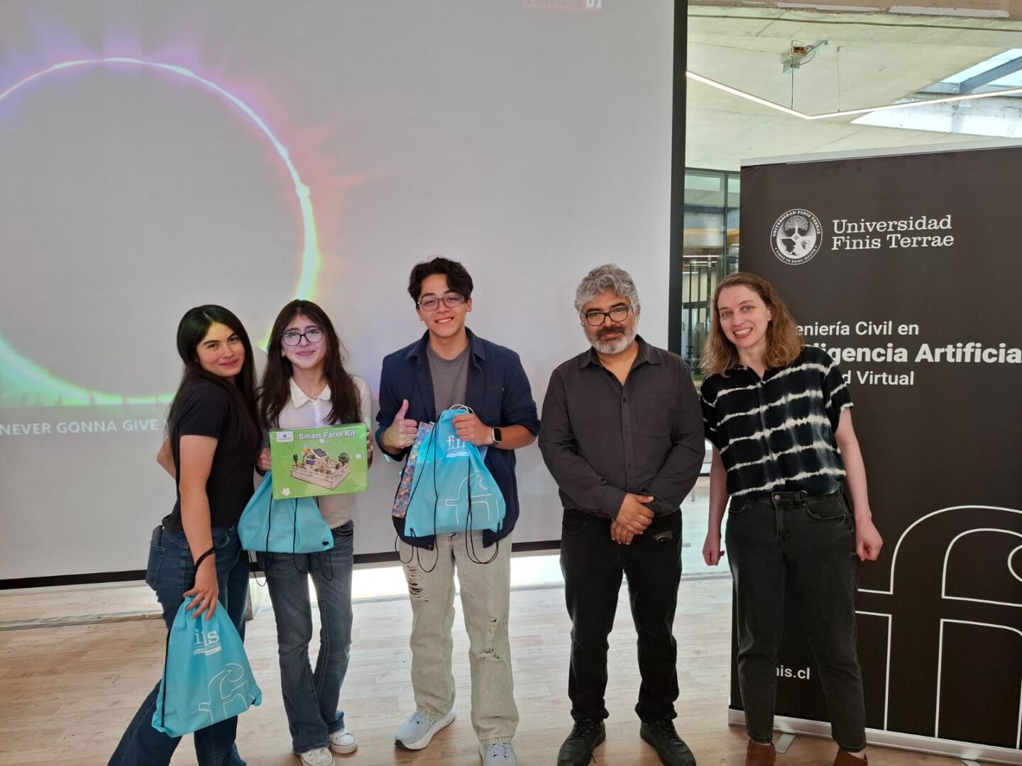 Estudiantes del Colegio Camilo Henríquez de Maipú ganaron el tercer torneo de robótica de la Universidad Finis Terrae