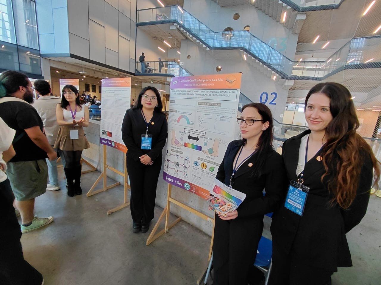 Estudiantes Biomedica presentan poster en la USACH 02-compressed