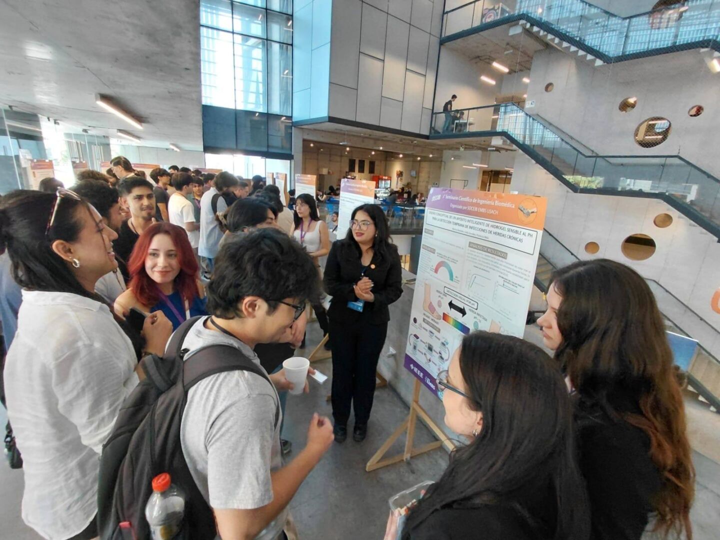 Estudiantes Biomedica presentan poster en la USACH 04-compressed