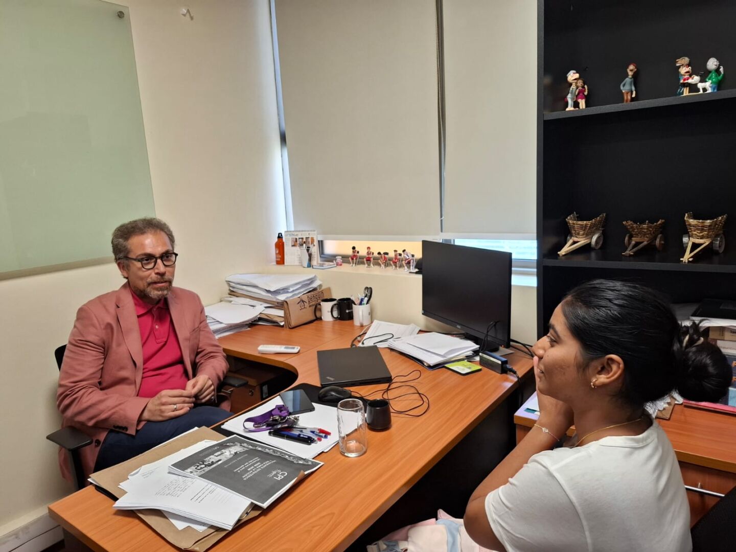 JG Moya y estudiante india de intercambio en la finis 01