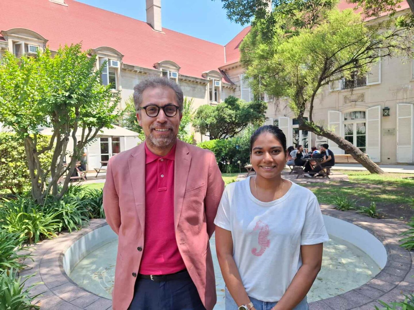 JG Moya y estudiante india de intercambio en la finis 02-compressed