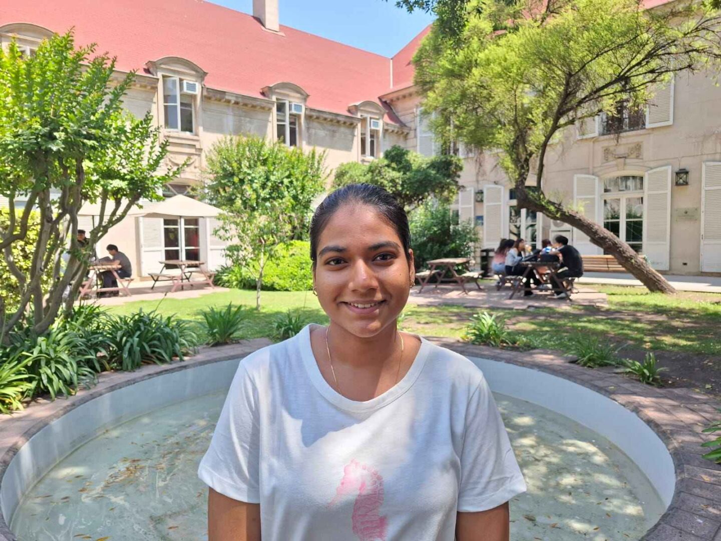 JG Moya y estudiante india de intercambio en la finis 03-compressed