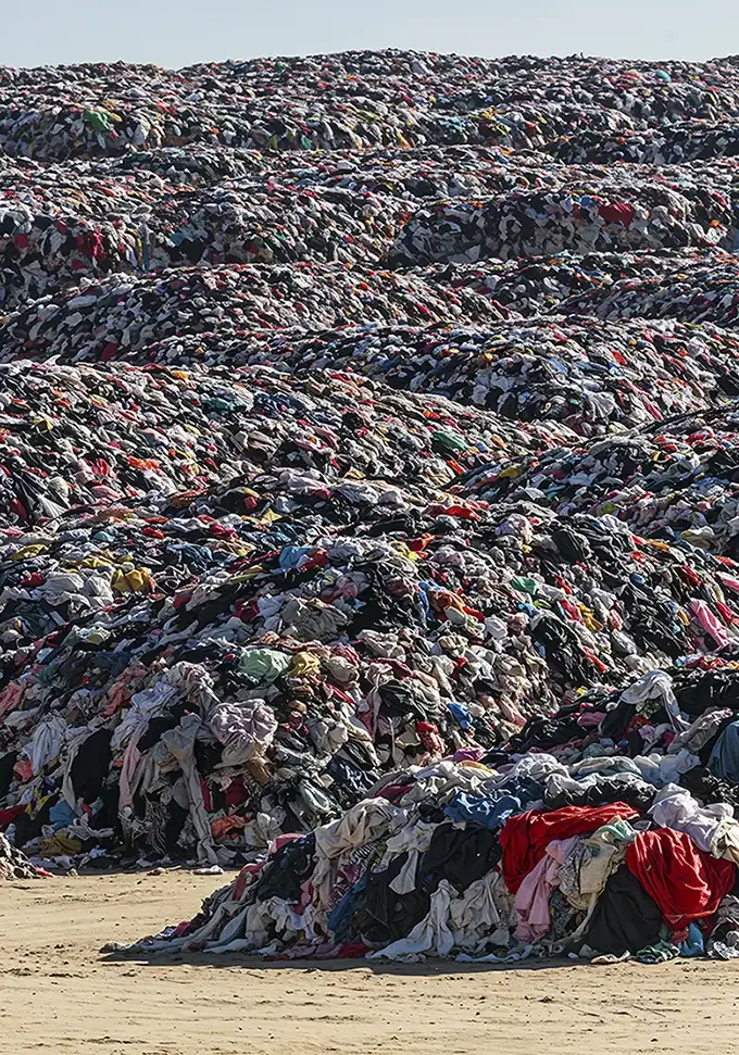 Vertederos ilegales de ropa en el desierto de Atacama y su impacto ambiental