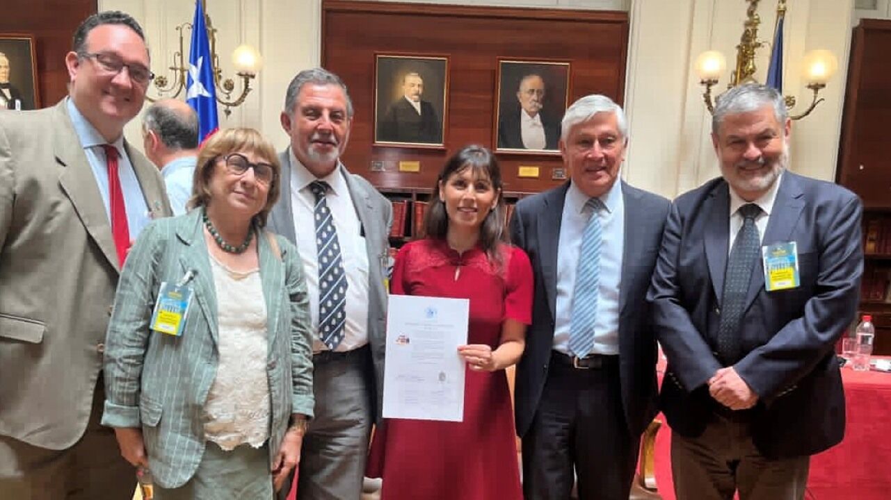 Universidad Finis Terrae recibe reconocimiento del Senado por su colaboración en la “Ley de Envejecimiento Positivo”