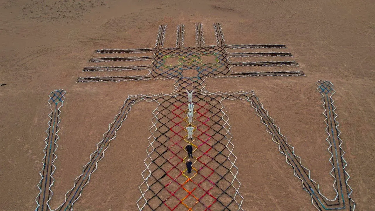 Intervención artística El Gigante Vestido en el desierto de Atacama
