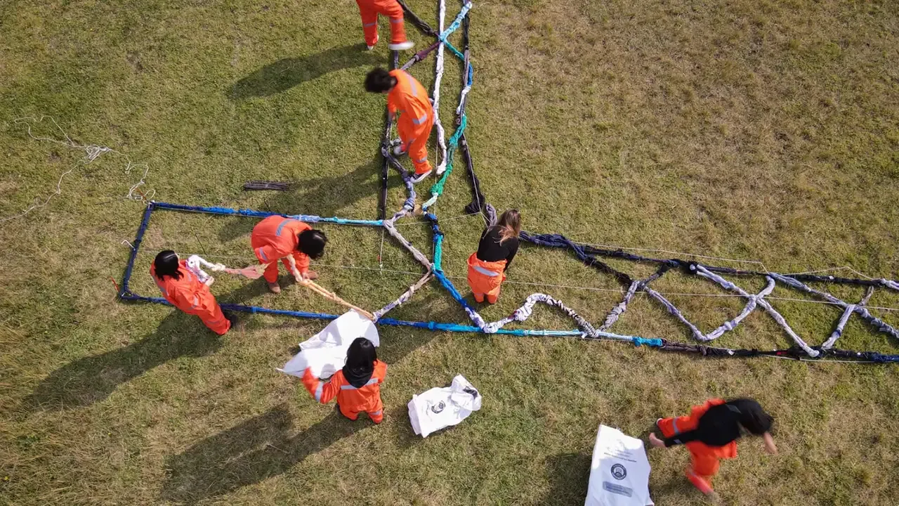 Intervención artística El Gigante Vestido en el desierto de Atacama