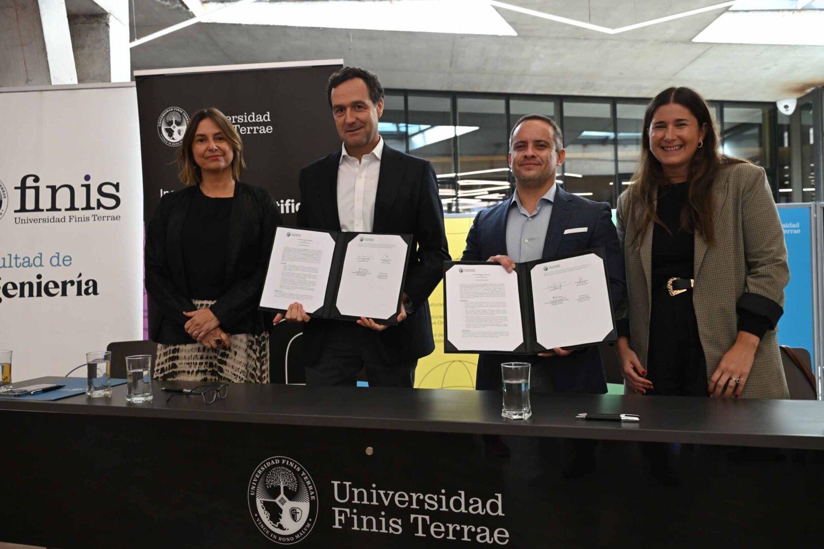 Universidad Finis Terrae y Automóvil Club de Chile sellan alianza para impulsar innovación en seguridad vial